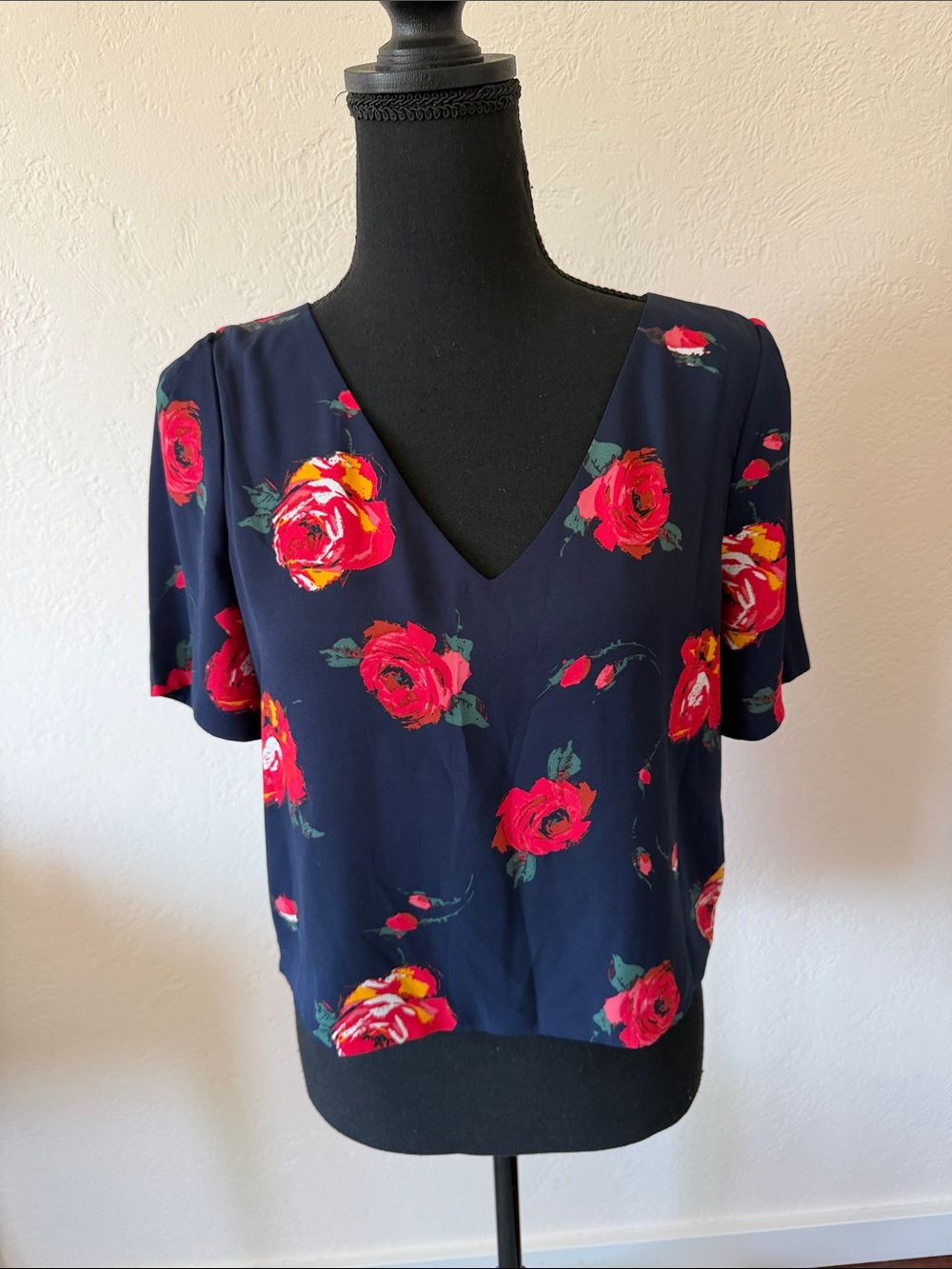 EUC ARITZIA BABATON Women’s Floral V-Neck Blouse Navy with Red Rose Print Small